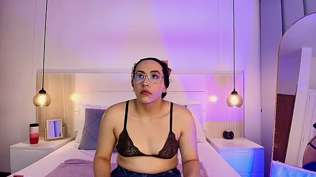 Snapshot of alehia_cute chatting on 10/09/25, 10:19 alehia cute online show from 10/09/25, 10:19