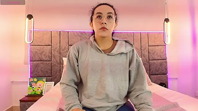 Snapshot of alehia_cute chatting on 10/17/25, 01:25 alehia cute online show from 10/17/25, 01:25