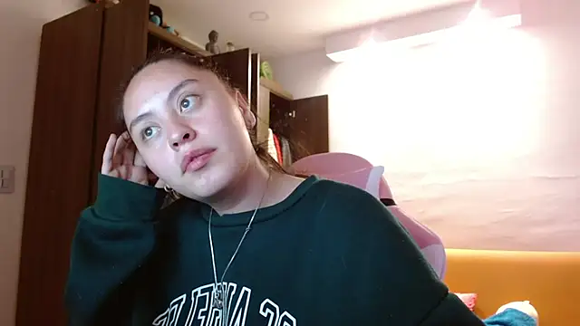 Snapshot of madissooon__ chatting on 11/12/25, 04:02 madissooon online show from 11/12/25, 04:02