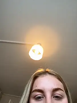 Snapshot of Layla_20_ chatting on 10/06/25, 12:02 Layla 20 online show from 10/06/25, 12:02