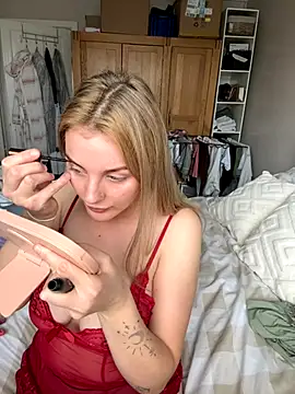 Snapshot of Layla_20_ chatting on 10/10/25, 12:26 Layla 20 online show from 10/10/25, 12:26