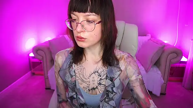 Snapshot of Pixie_Peachh chatting on 11/02/25, 07:00 Pixie Peachh online show from 11/02/25, 07:00