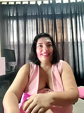 Snapshot of lina_maria99 chatting on 10/17/25, 11:24 lina maria99 online show from 10/17/25, 11:24