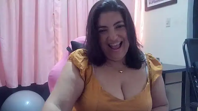 Snapshot of lina_maria99 chatting on 06/20/26, 07:38 lina maria99 online show from 06/20/26, 07:38