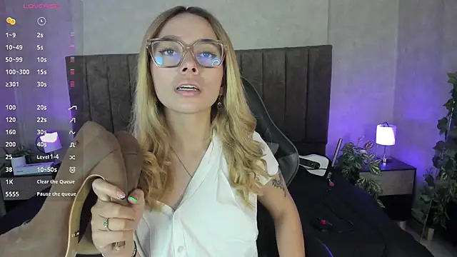 LanaMills  online show from 10/30/25, 05:42