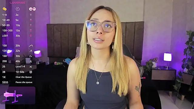 LanaMills  online show from 11/04/25, 03:49