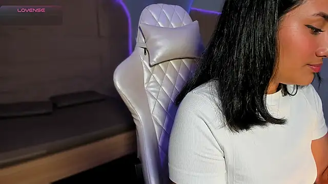 Snapshot of HannahMontgomery chatting on 12/17/25, 04:24 HannahMontgomery online show from 12/17/25, 04:24