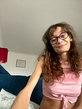 Snapshot of Chris06d22@xh chatting on 11/30/25, 02:43 Chris06d22xh online show from 11/30/25, 02:43