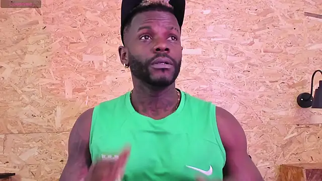 Snapshot of santiblack7 chatting on 11/21/25, 03:27 santiblack7 online show from 11/21/25, 03:27