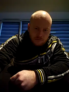 svenni2525 online show from 10/29/25, 04:20