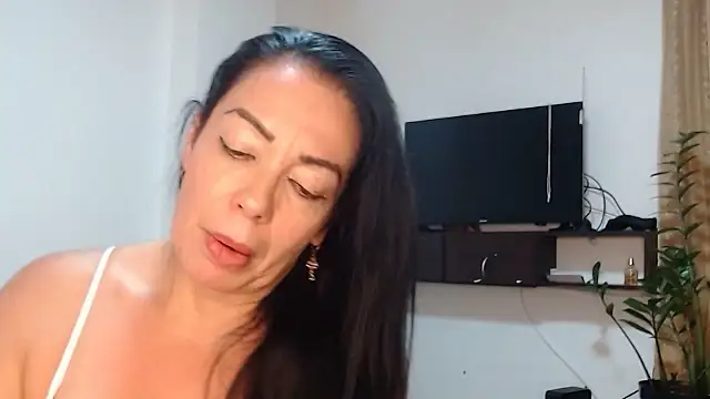 Snapshot of naiaratobon__ chatting on 10/17/25, 01:31 naiaratobon online show from 10/17/25, 01:31