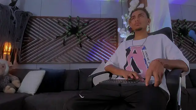 Snapshot of Adonis_WB chatting on 10/29/25, 09:27 Adonis WB online show from 10/29/25, 09:27