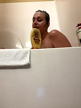 Snapshot of Tlynn chatting on 10/15/25, 09:04 Tlynn online show from 10/15/25, 09:04