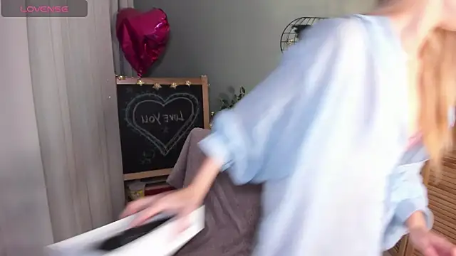 Snapshot of mishapallmer chatting on 10/02/25, 01:45 mishapallmer online show from 10/02/25, 01:45