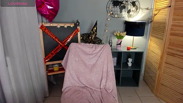 Snapshot of mishapallmer chatting on 10/21/25, 01:50 mishapallmer online show from 10/21/25, 01:50