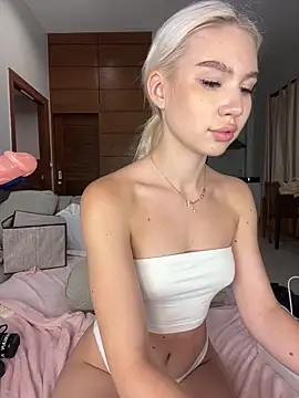 Snapshot of Kiss_Avrora_ chatting on 09/17/25, 03:14 Kiss Avrora  online show from 09/17/25, 03:14