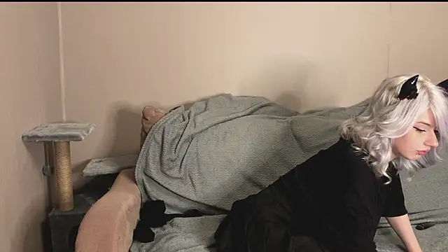 snowy lisa online show from 10/23/25, 12:48