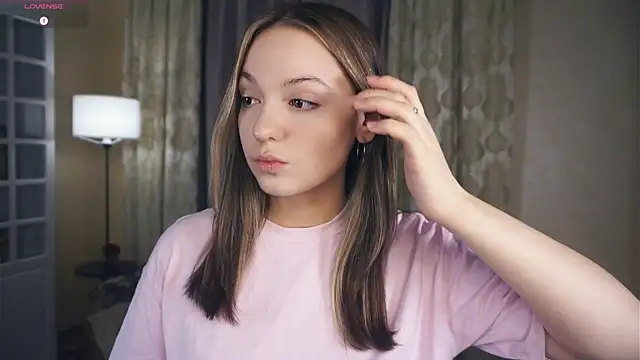 Snapshot of NguyetHankey chatting on 10/13/25, 03:23 NguyetHankey online show from 10/13/25, 03:23