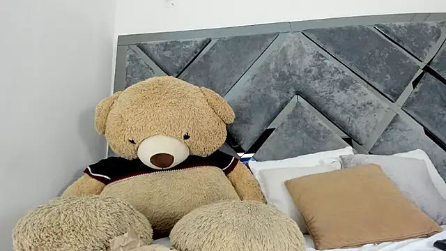 Snapshot of Sweet_Salome1 chatting on 10/18/25, 12:17 Sweet Salome1 online show from 10/18/25, 12:17