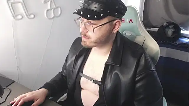 Snapshot of FabianKinky chatting on 10/12/25, 10:03 FabianKinky online show from 10/12/25, 10:03
