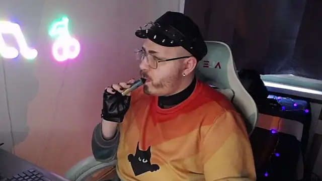 Snapshot of FabianKinky chatting on 10/17/25, 08:28 FabianKinky online show from 10/17/25, 08:28