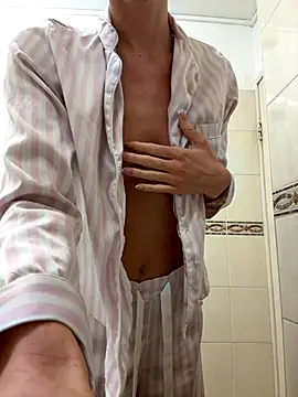 Snapshot of MilaRenee chatting on 10/07/25, 06:54 MilaRenee online show from 10/07/25, 06:54