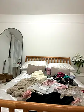 Snapshot of MilaRenee chatting on 10/15/25, 06:19 MilaRenee online show from 10/15/25, 06:19