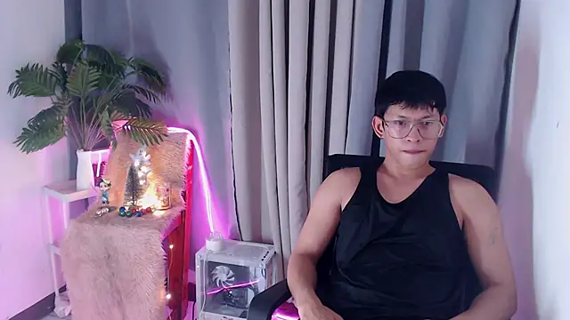 Snapshot of pinkcock_froi2305 chatting on 11/17/25, 08:31 pinkcock froi2305 online show from 11/17/25, 08:31