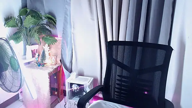 Snapshot of pinkcock_froi2305 chatting on 11/18/25, 04:39 pinkcock froi2305 online show from 11/18/25, 04:39