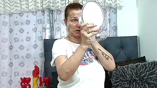 Snapshot of Victoriacoperino chatting on 11/24/25, 02:17 Victoriacoperino online show from 11/24/25, 02:17