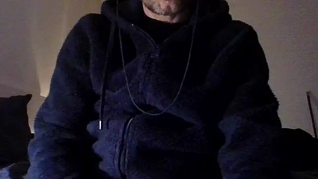 Snapshot of Skeye2 chatting on 11/17/25, 10:59 Skeye2 online show from 11/17/25, 10:59