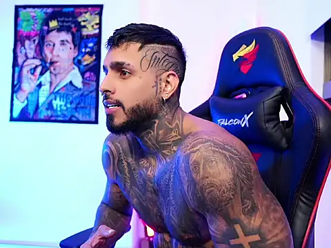 Snapshot of logan_hugh8 chatting on 10/16/25, 12:44 logan hugh8 online show from 10/16/25, 12:44