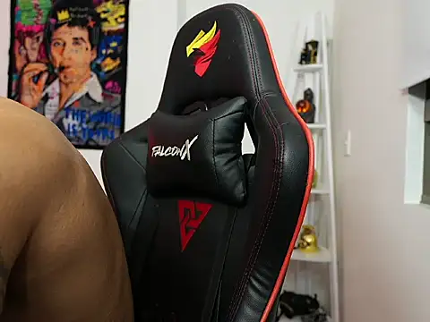 Snapshot of logan_hugh8 chatting on 10/21/25, 12:33 logan hugh8 online show from 10/21/25, 12:33