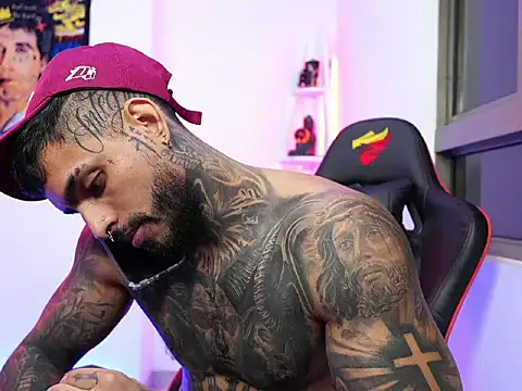 Snapshot of logan_hugh8 chatting on 10/25/25, 03:36 logan hugh8 online show from 10/25/25, 03:36