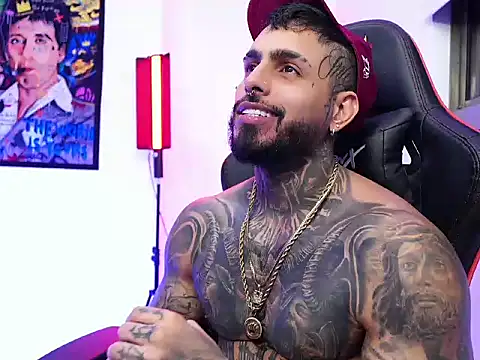 Snapshot of logan_hugh8 chatting on 11/06/25, 04:13 logan hugh8 online show from 11/06/25, 04:13