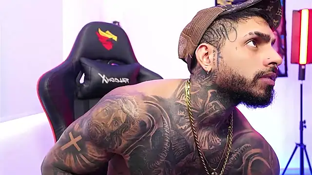 Snapshot of logan_hugh8 chatting on 11/17/25, 07:30 logan hugh8 online show from 11/17/25, 07:30