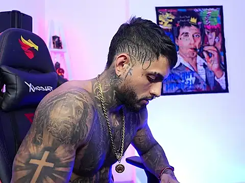 Snapshot of logan_hugh8 chatting on 11/25/25, 01:16 logan hugh8 online show from 11/25/25, 01:16