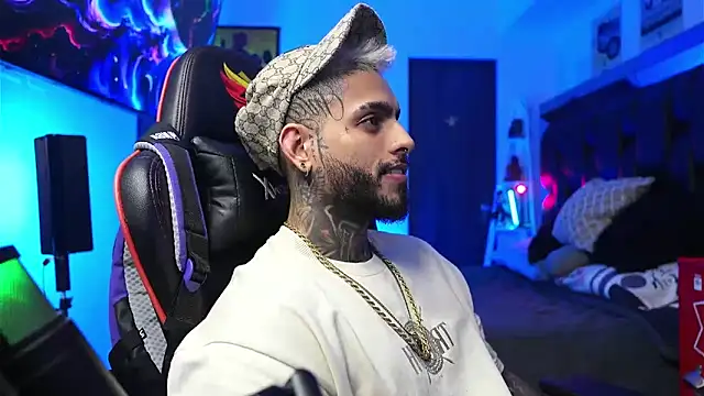 logan hugh8 online show from 02/03/26, 06:40