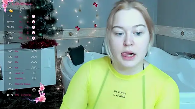 Snapshot of HelenHartt chatting on 12/23/25, 01:25 HelenHartt online show from 12/23/25, 01:25