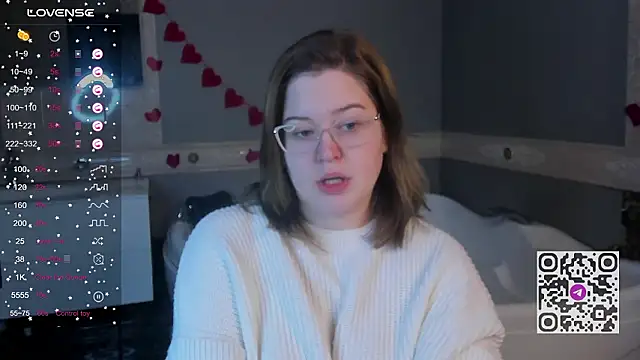 Snapshot of HelenHartt chatting on 03/03/26, 08:42 HelenHartt online show from 03/03/26, 08:42