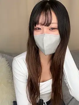 Snapshot of emiiiii1001 chatting on 11/21/25, 02:10 emiiiii1001 online show from 11/21/25, 02:10