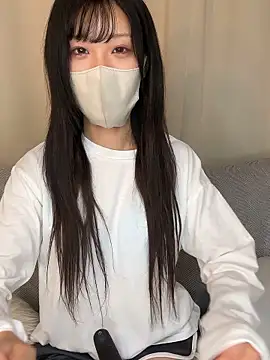 Snapshot of emiiiii1001 chatting on 12/17/25, 04:07 emiiiii1001 online show from 12/17/25, 04:07