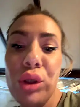 Snapshot of emmasweett11 chatting on 09/29/25, 02:44 emmasweett11 online show from 09/29/25, 02:44