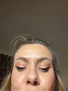 Snapshot of emmasweett11 chatting on 10/19/25, 01:56 emmasweett11 online show from 10/19/25, 01:56