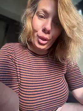 Snapshot of emmasweett11 chatting on 07/05/26, 03:56 emmasweett11 online show from 07/05/26, 03:56