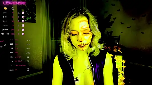 NyxaThorn online show from 10/31/25, 02:40