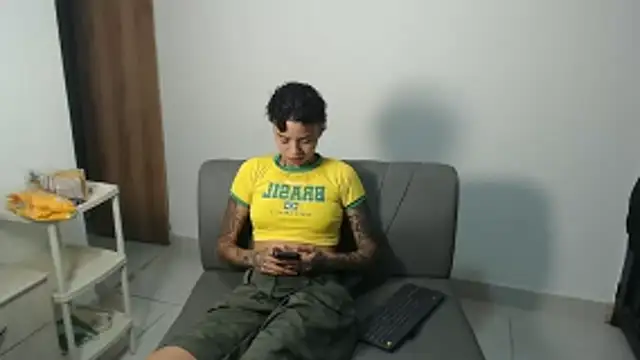 Snapshot of ParisAndVi chatting on 11/28/25, 02:14 ParisAndVi online show from 11/28/25, 02:14