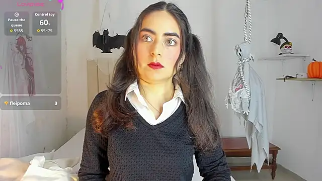 sashaa petit online show from 10/25/25, 11:40