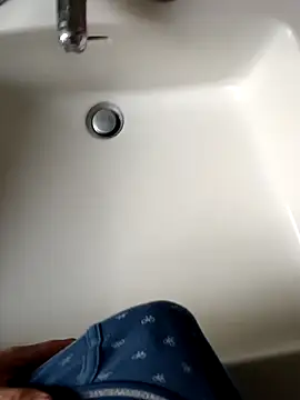 Snapshot of Empi19cm chatting on 10/10/25, 04:28 Empi19cm online show from 10/10/25, 04:28