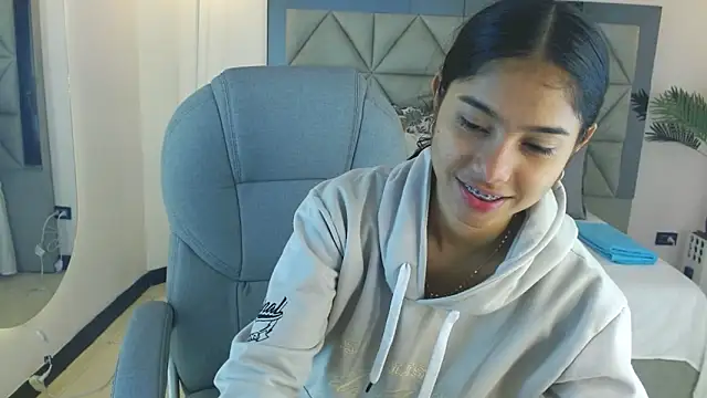 Snapshot of Milaa_Star_ chatting on 11/22/25, 04:11 Milaa Star online show from 11/22/25, 04:11